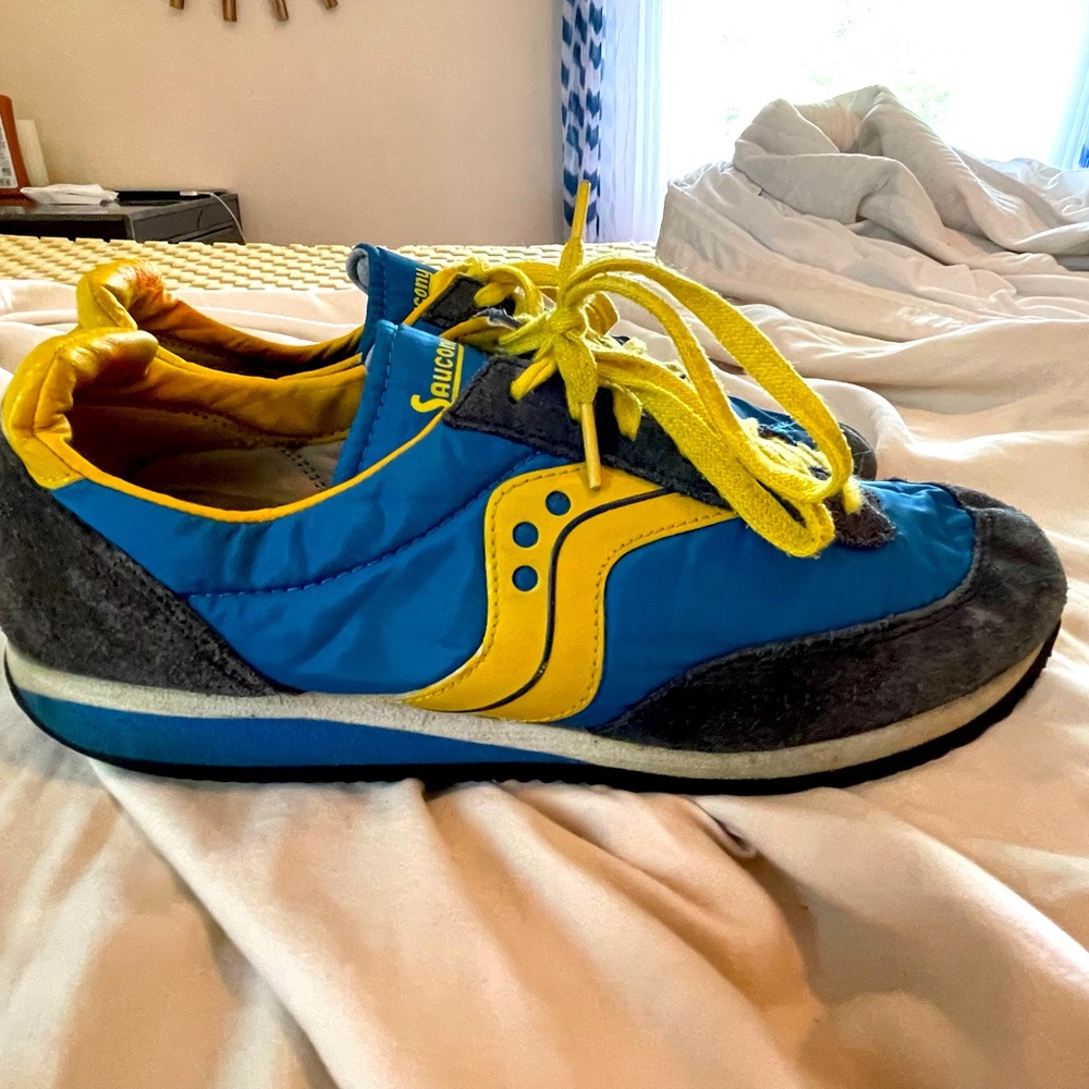 SAUCONY VINTAGE RUNNING. Size 9.5. Used.